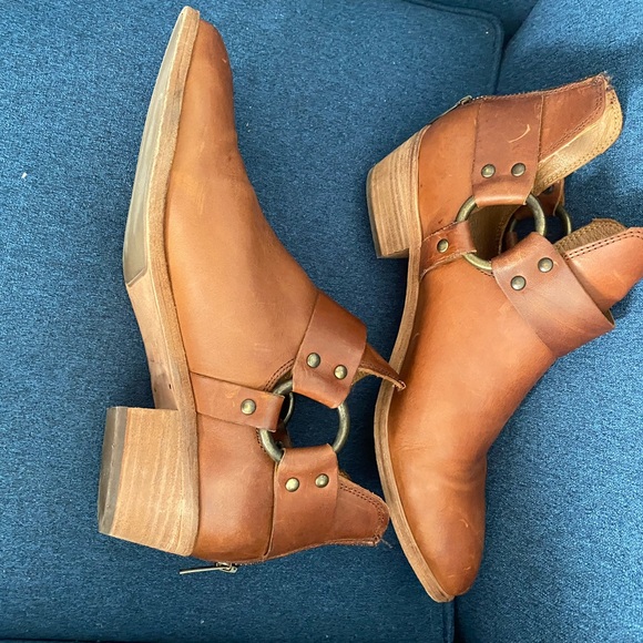 FRYE RAY Leather Back Zip Harness Ankle Boots Distressed Brown 9.5 like new - Picture 3 of 12